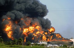 Nhà máy lọc dầu ở Venezuela vẫn đang cháy